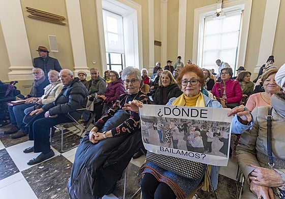 Personas del colectivo de mayores en el salón de plenos.