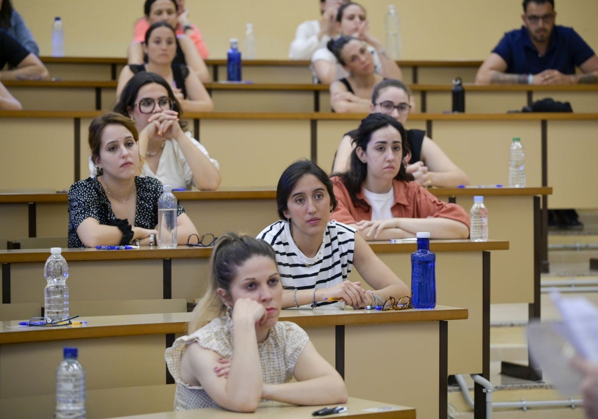 Opositores en una convocatoria de la Consejería de Educación, en un examen en Badajoz.