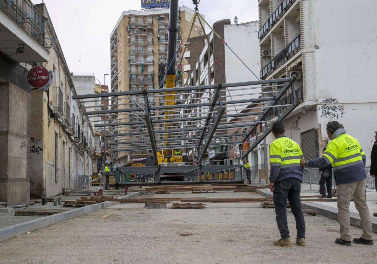 Momento en el que se levantó la estructura que se ha soldado pieza a pieza durante meses.