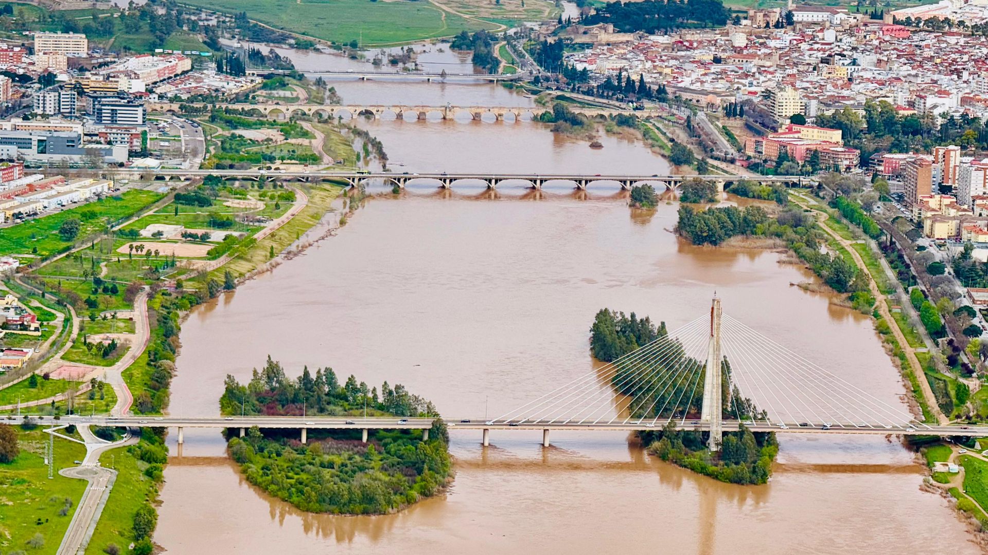 El río Guadiana, a su paso por Badajoz, este jueves.