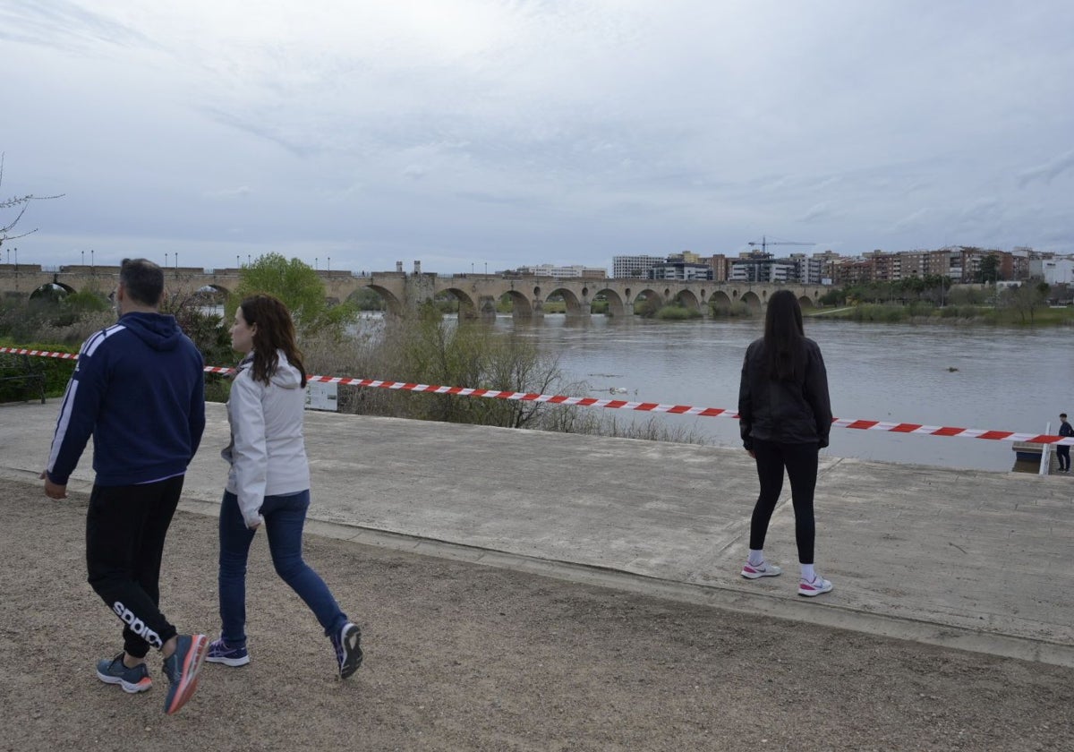 El río Guadiana circula ahora con menos caudal por Badajoz pero crecerá en cuestión de horas.