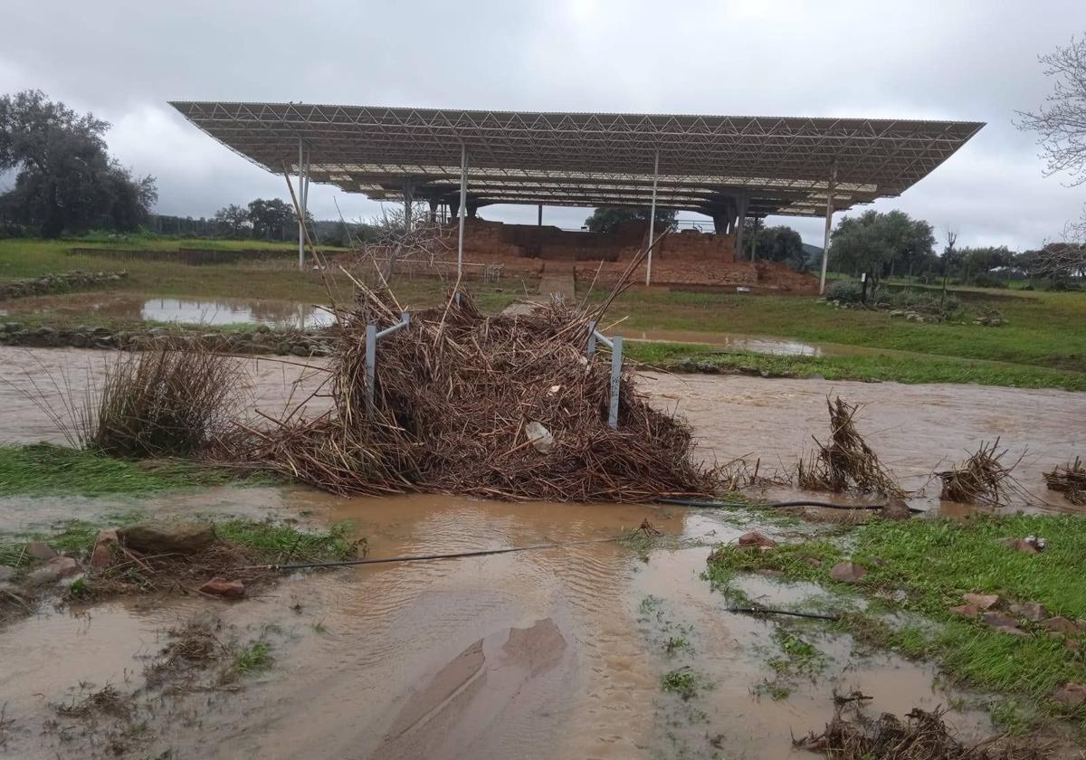 El estado de los caminos de Zalamea de la Serena, como los que pasan por el yacimiento de Cancho Roano, obligaron a retrasar a abril la Ruta de los Tartesos.