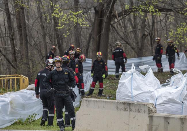 Miembros de la UME en la colocación del muro de concención junto al Tajo.