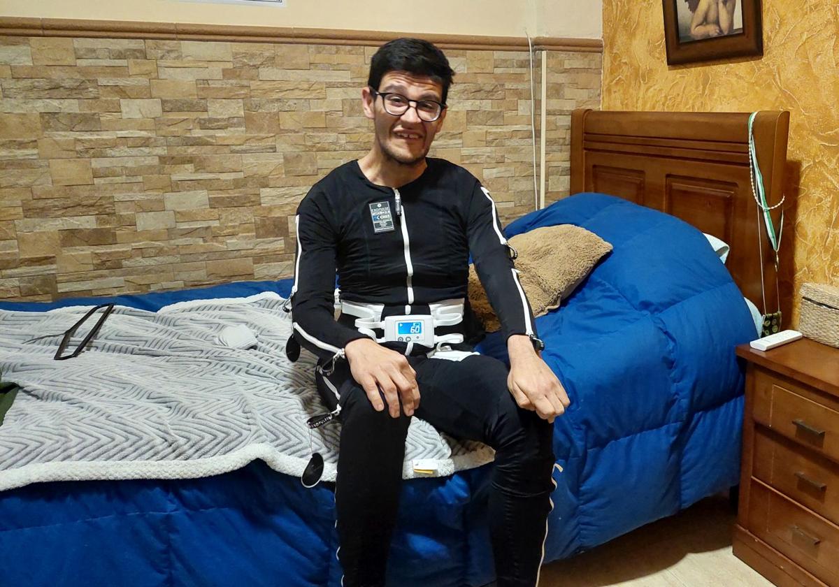 Iván González con su traje de electrodos en su cuarto.