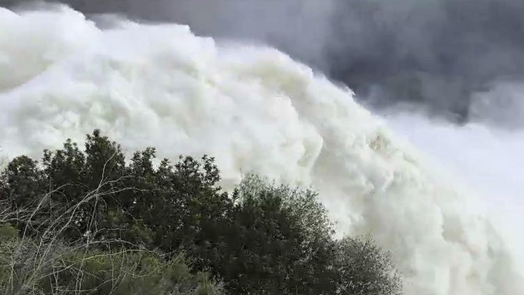 Desembalsa la presa de Valdecañas.