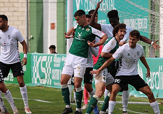 Lance del choque disputado por el Cacereño y el Unión Sur Yaiza en el Príncipe Felipe este domingo.