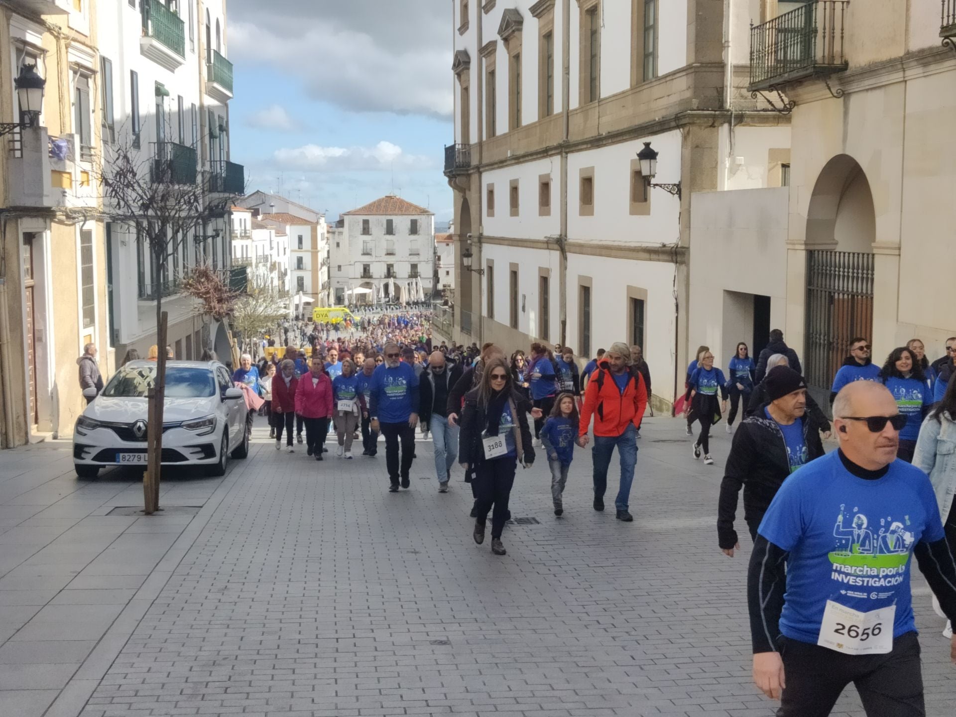 La marcha contra el cáncer en Cáceres, en imágenes