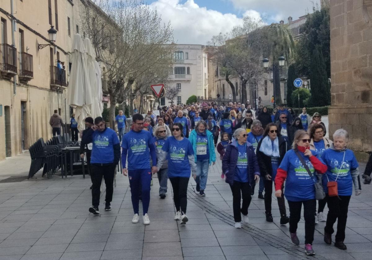 La marcha contra el cáncer en Cáceres, en imágenes