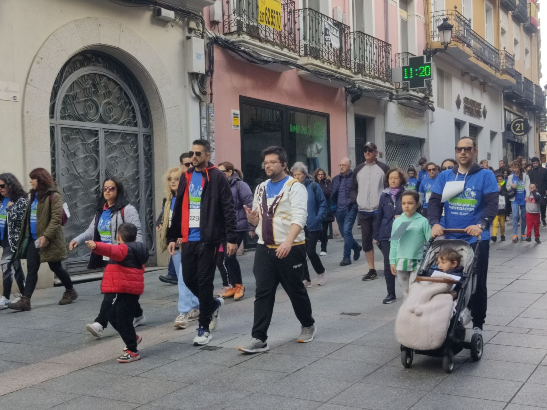 La marcha contra el cáncer en Cáceres, en imágenes