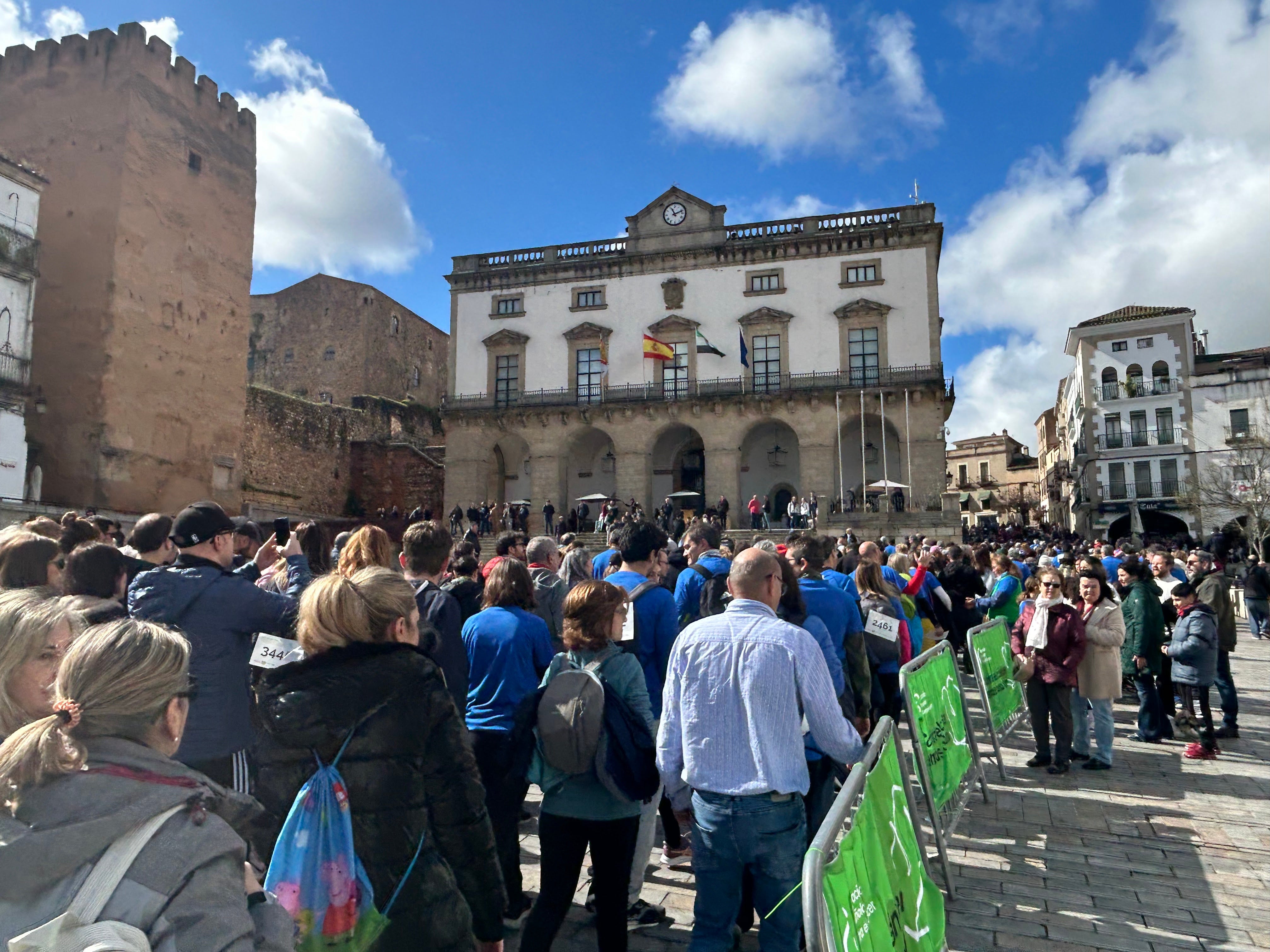 La marcha contra el cáncer en Cáceres, en imágenes