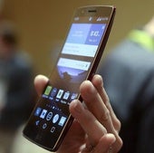 Persona sosteniendo un teléfono móvil.
