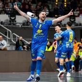 El extremeño Juanqui celebra la Copa del Rey con el Peñíscola.
