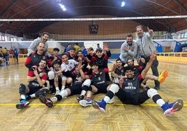 Los jugadores de las Escuelas Cacereñas celebran una victoria en el Serrano Macayo.