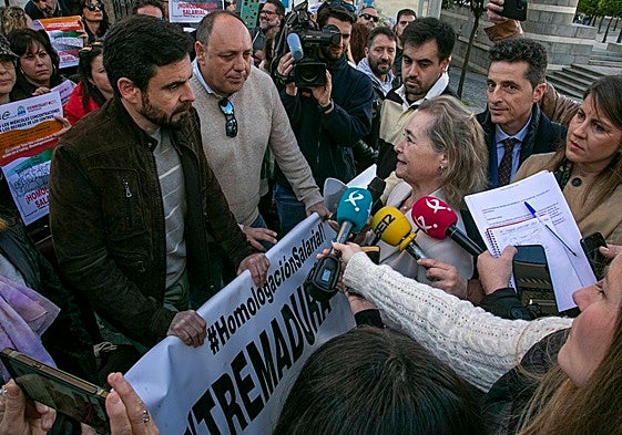 Vaquera habla con los sindicatos durante su protesta a las puertas de la Asamblea