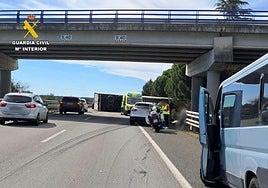 Fotos | Así ha quedado el camión que ha volcado en la A-5