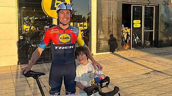 Aleix Espargaró llega a Badajoz para debutar como ciclista profesional
