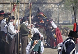 El general Menacho es atendido por sus tropas tras ser alcanzado por munición enemiga.