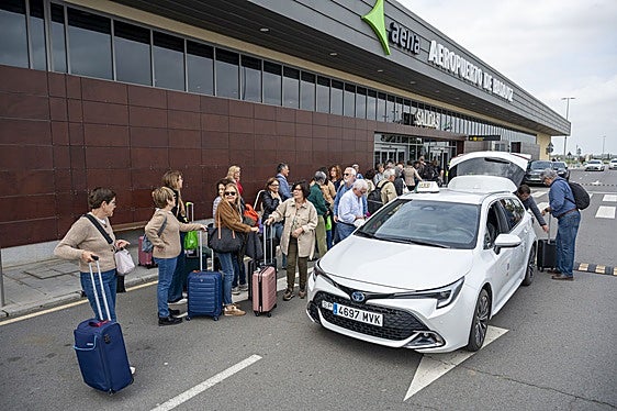 Los taxis reforzarán el servicio al aeropuerto de Badajoz en los vuelos de Canarias
