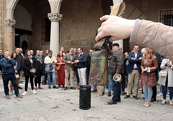 El centro de Plasencia se ha llenado durante media hora de sonidos de cacerolas y cencerros.