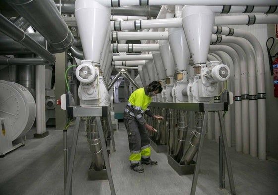 Uno de los operarios de la empresa comprueba el resultado de la molienda de una de las líneas.