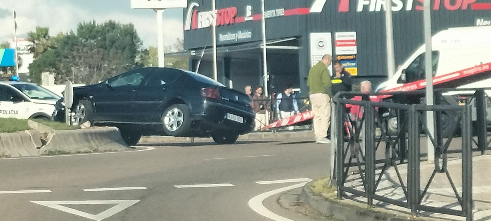 Coche siniestrado este viernes por la tarde en la rotonda frente al Hotel Velada.