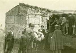 Un guarda municipal de Badajoz ayudando a los vecinos.