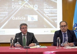 José Antonio Sebastián, a la derecha, en un acto junto al secretario de Estado de Transportes, José Antonio Santano.