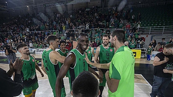 El Cáceres tumba al Ponferrada y asegura el liderato