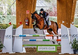 Alejandra Gracia durante su participación en el concurso de salto en la Universidad Camilo José Cela.
