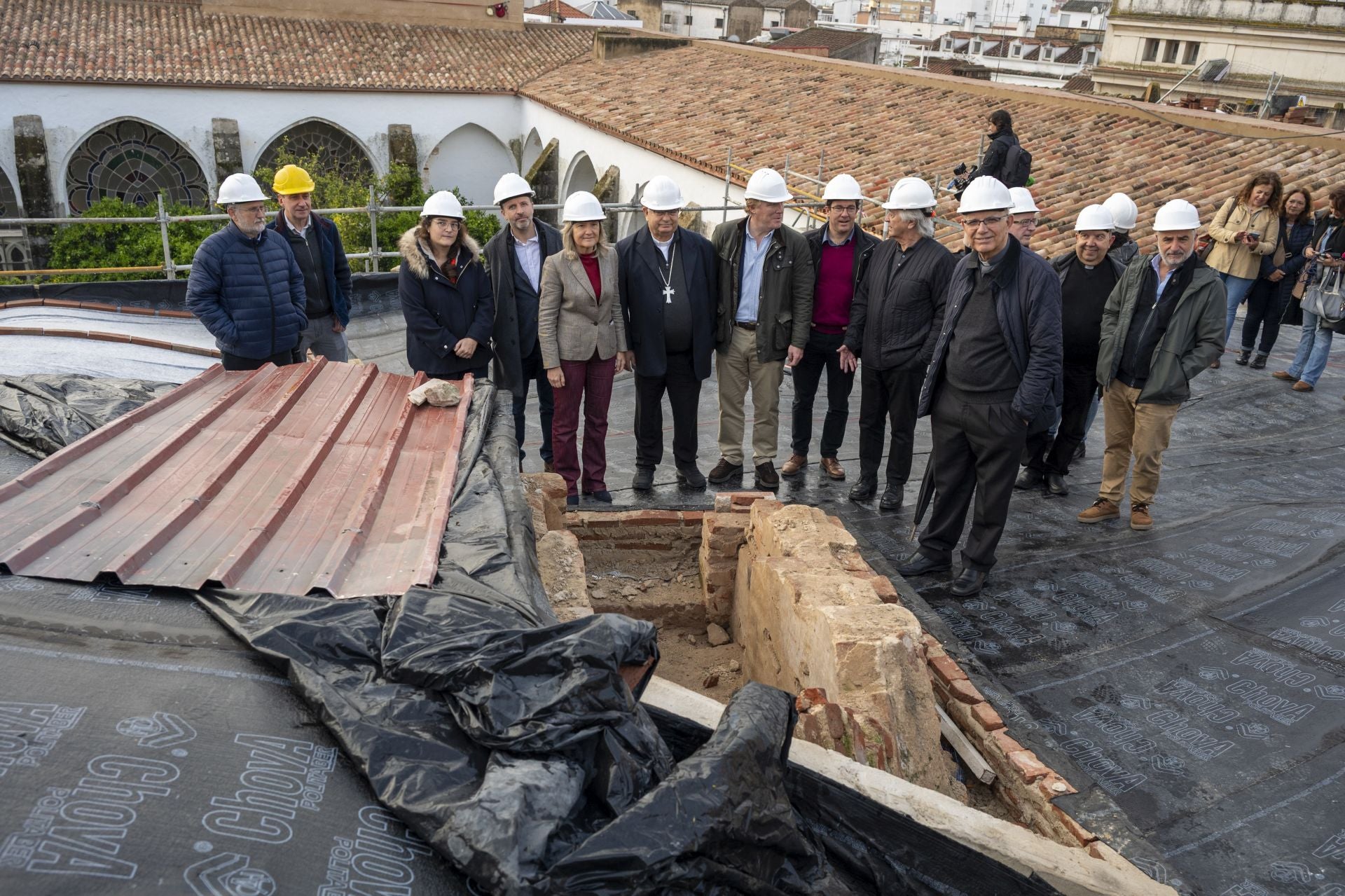 La recuperación de los tejados de la catedral de Badajoz, en imágenes