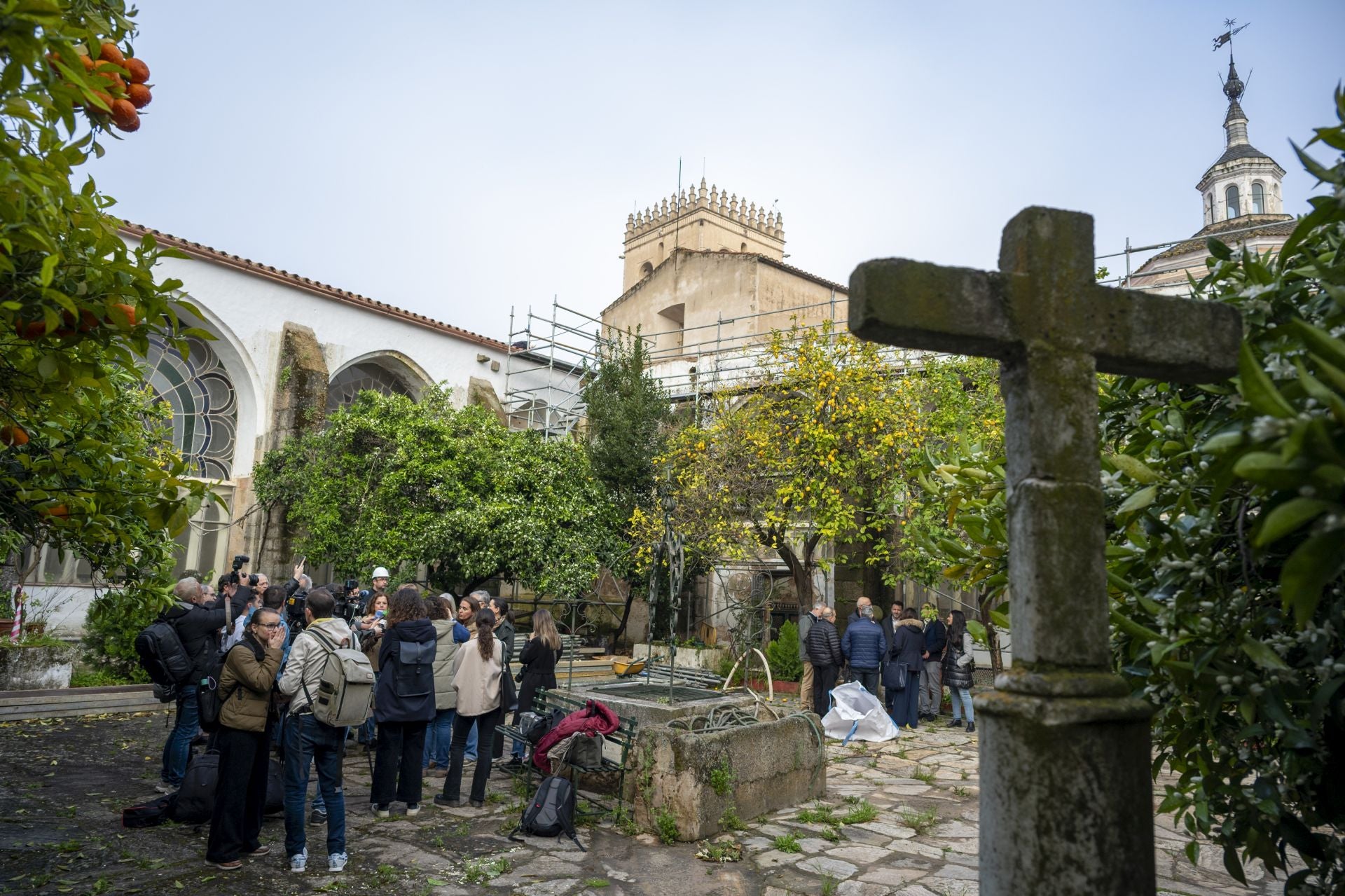 La recuperación de los tejados de la catedral de Badajoz, en imágenes