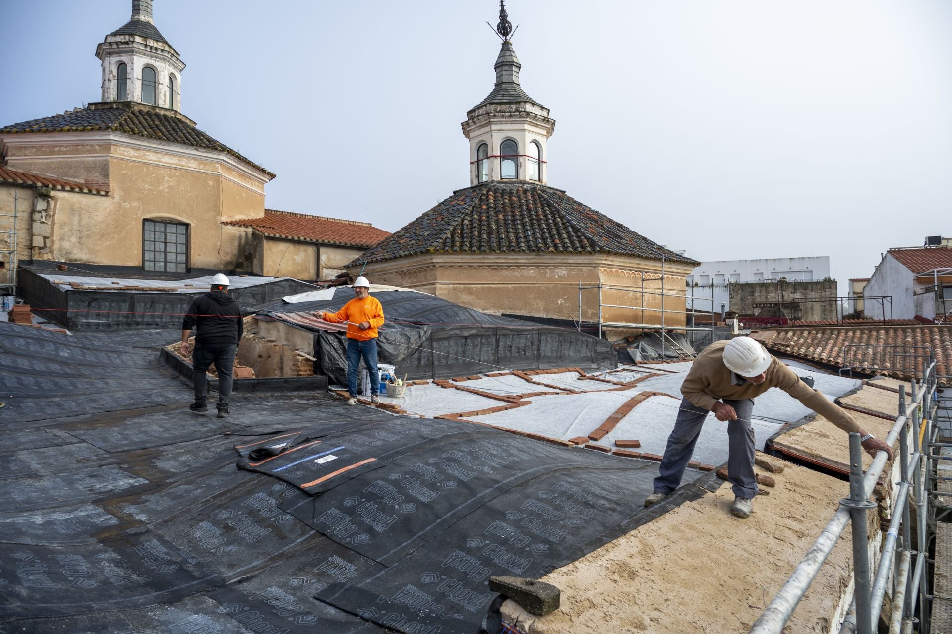 La recuperación de los tejados de la catedral de Badajoz, en imágenes