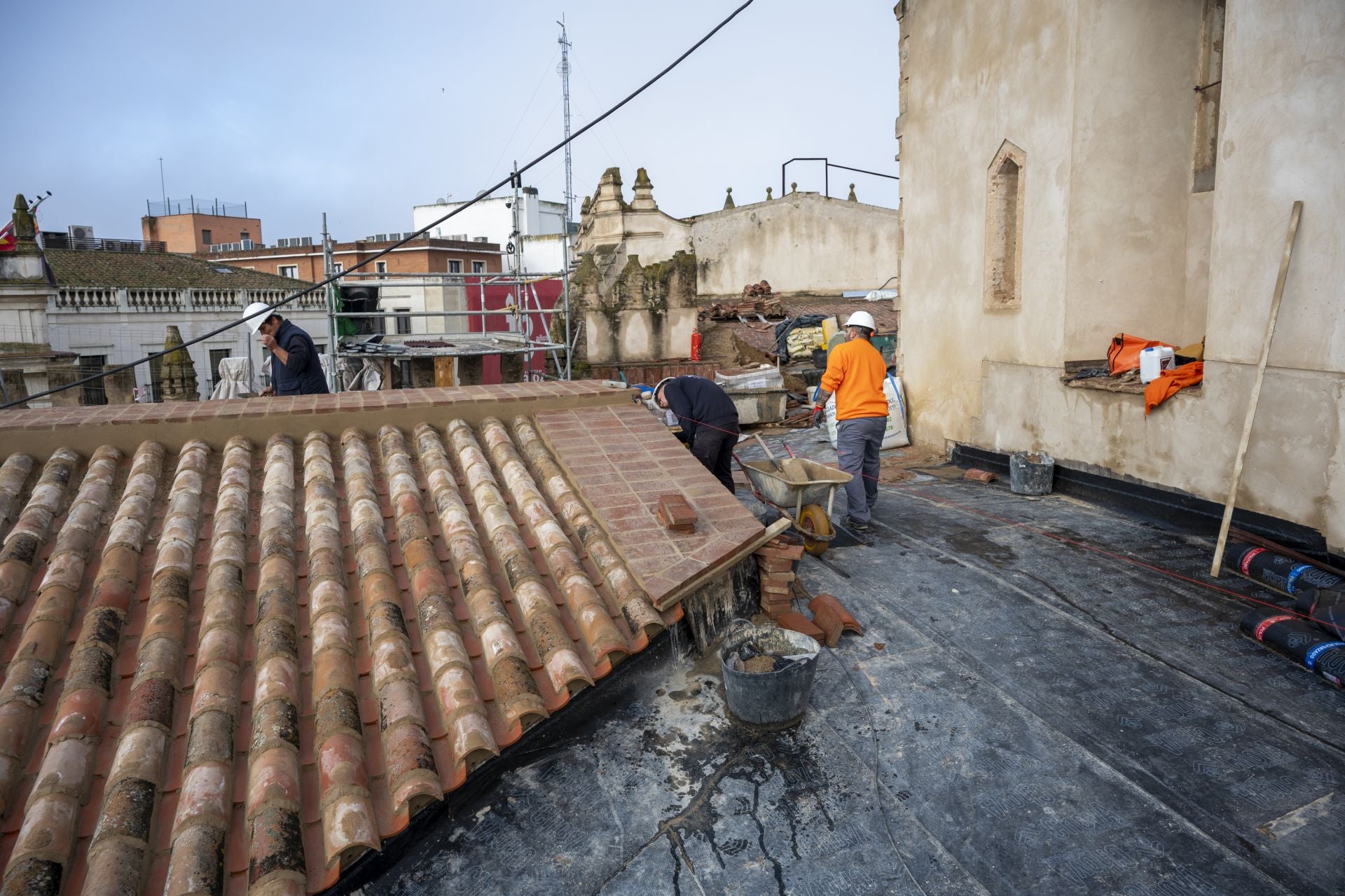 La recuperación de los tejados de la catedral de Badajoz, en imágenes