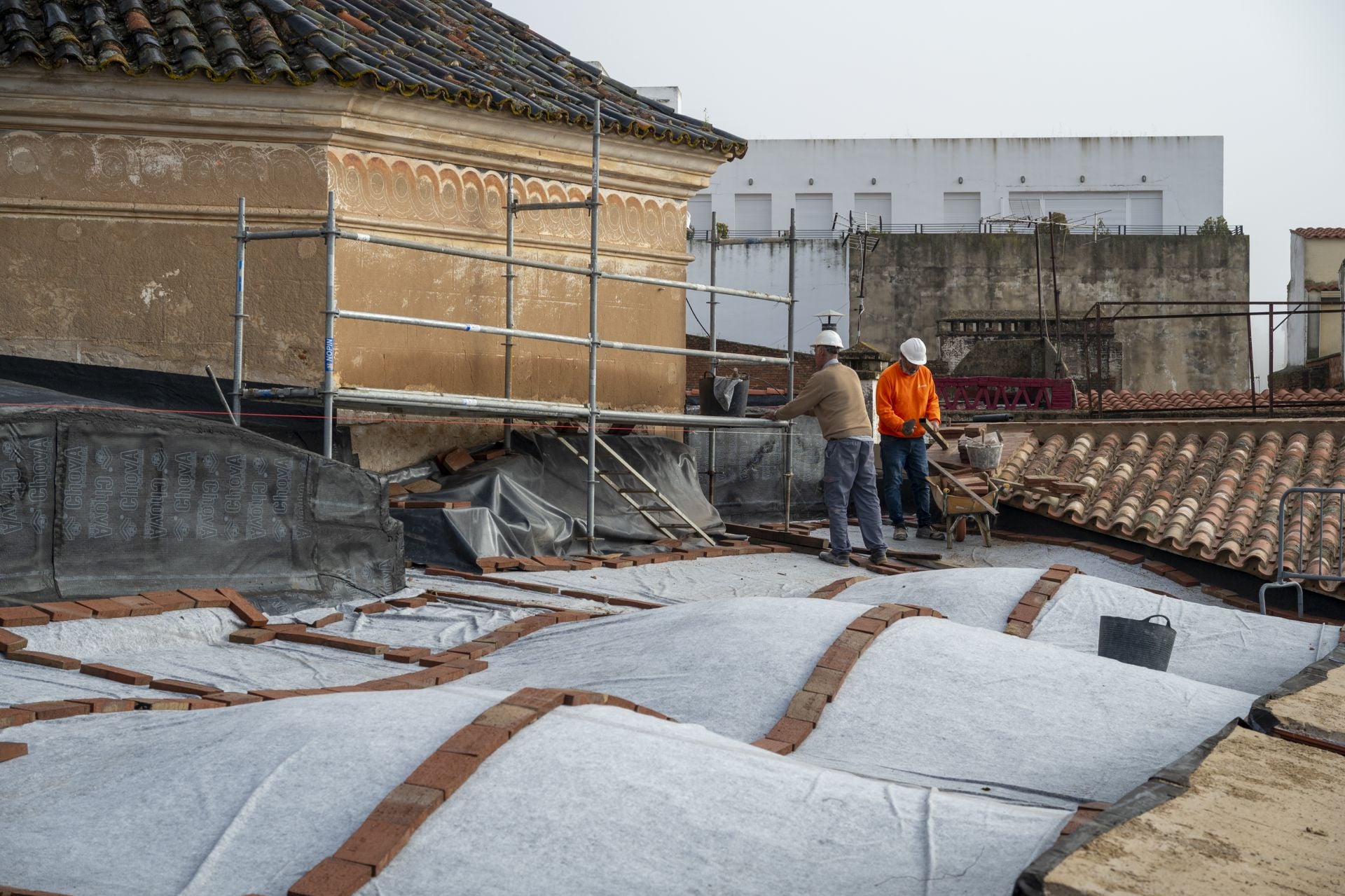 La recuperación de los tejados de la catedral de Badajoz, en imágenes