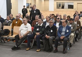 El exalcalde de Almendralejo, en tercera fila (el primero por la derecha) durante el juicio.