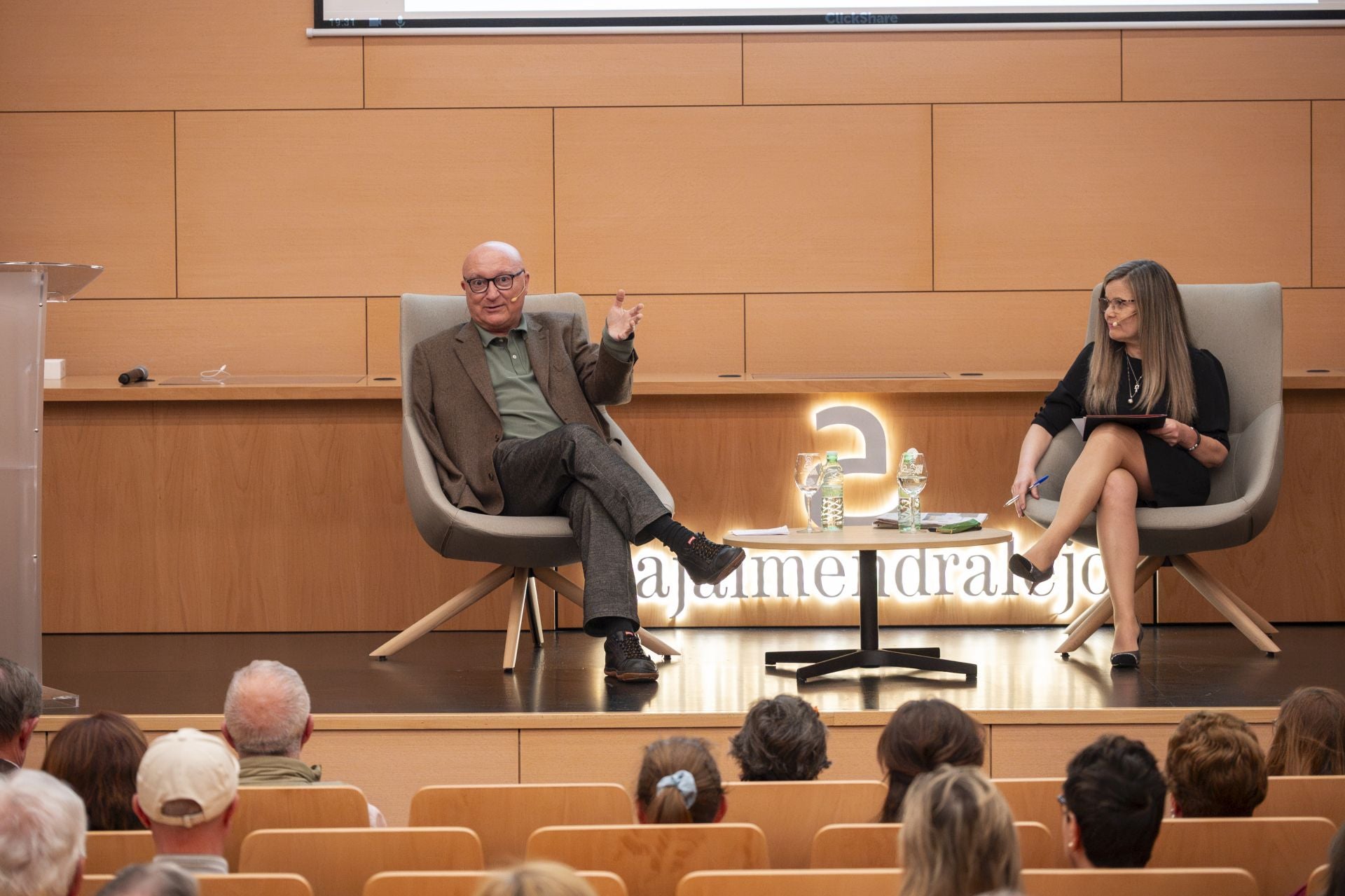 J.R. Alonso de la Torre y marisa garcía durante la presentación del libro en el Aula de Cultura HOY.