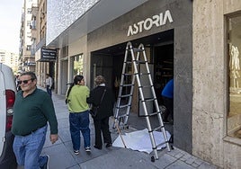 El establecimiento, situado en la calle San Pedro de Alcántara, luce ya su nuevo nombre en la fachada.