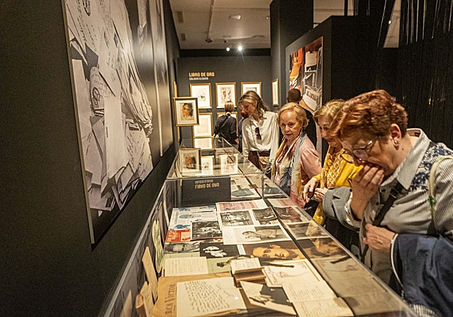 Vitrinas con documentos del archivo personal del artista.