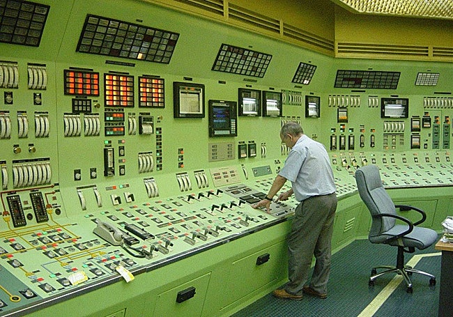 Sala de control de una de las dos unidades de la planta extremeña.