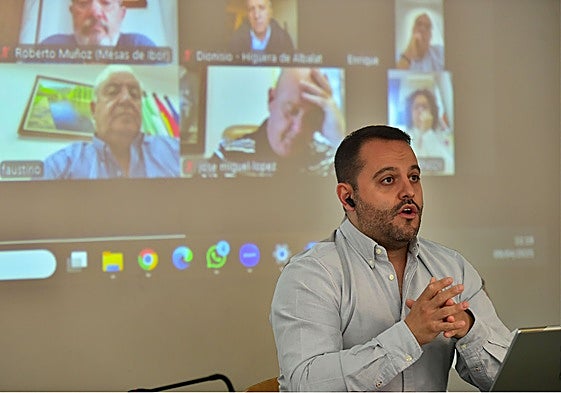 El presidente de 'Sí a Almaraz, sí al futuro', en videoconferencia con miembros de esta plataforma.