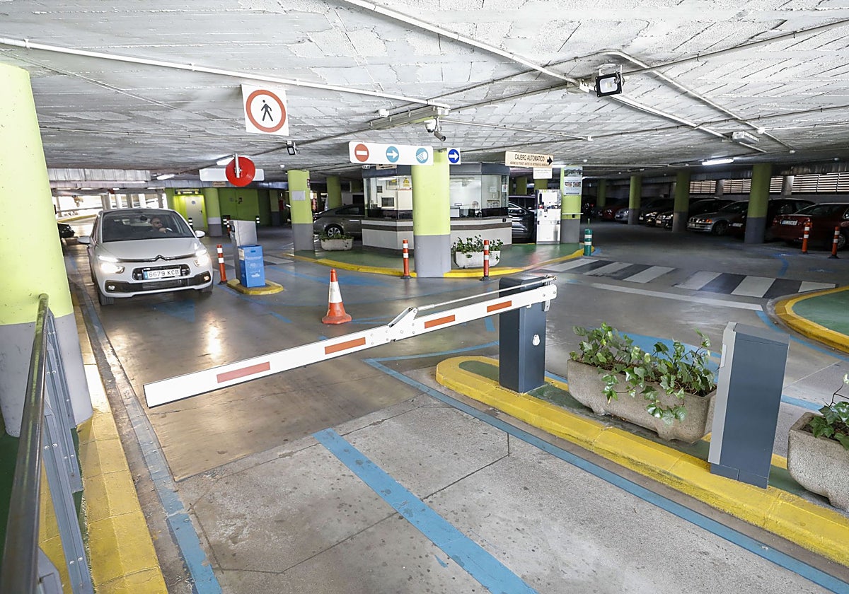Imagen del aparcamiento de Obispo Galarza, que pasaría de 0,83 a 0,90 euros por hora.