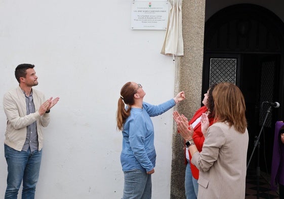 Mari Carmen, hermana de Jose Mari Campanón, descubre la placa en su homenaje esta tarde en Burguillos.