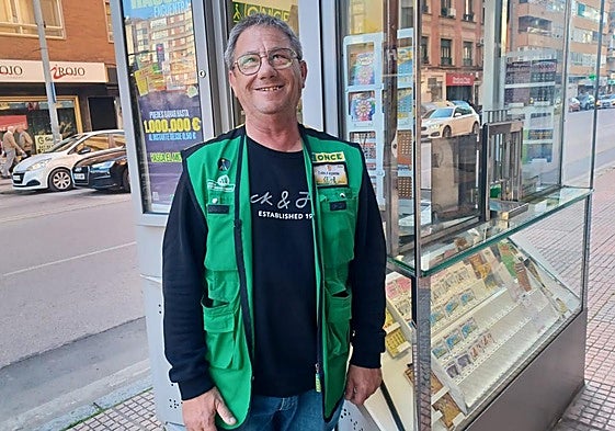 Luis Augusto Conde Canales en su puesto de venta.