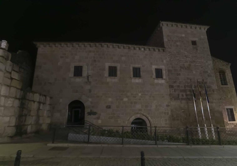 La sede de la Junta de Extremadura se apaga para retrasar el cierre de Almaraz