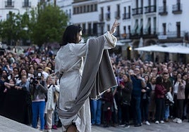 Momento en el que el actor Pablo Mejías, en el papel de Jesucristo, se dirige al público al inicio de la representación en la Plaza Mayor de Cáceres.