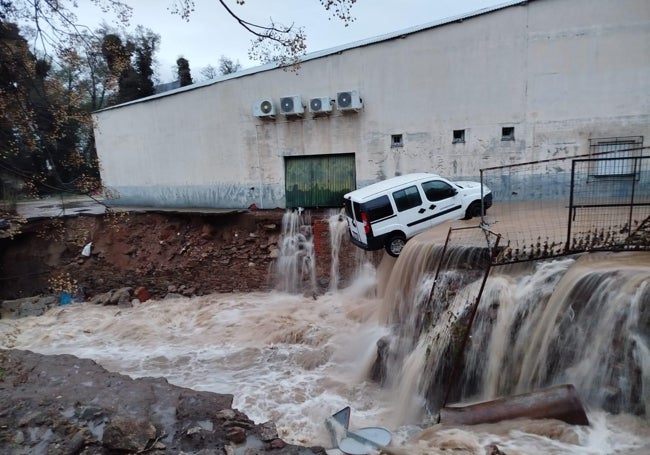 La fractura generó una riada que arrastró coches y anegó un taller mecánico, un tanatorio y una nave almacén.