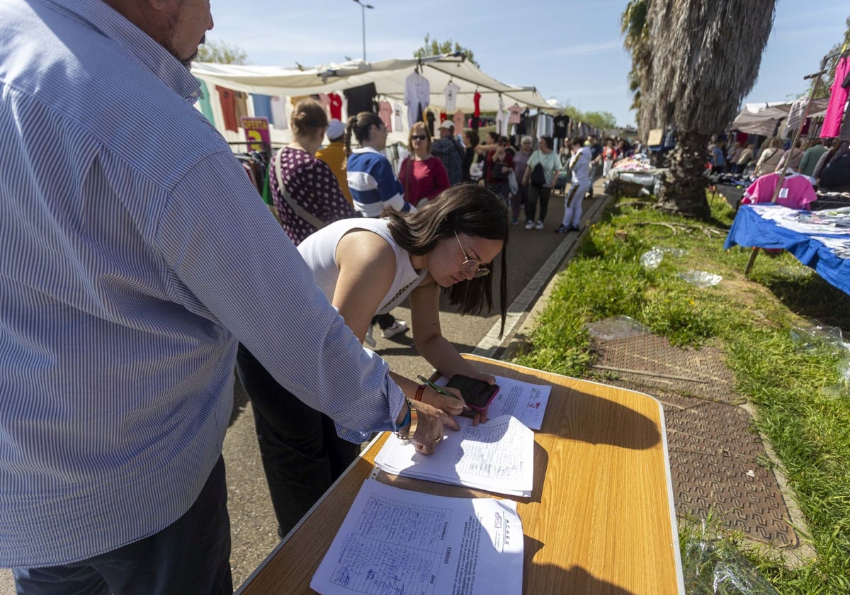 Recogida de firmas contra el traslado del mercadillo al parque empresarial Mejostilla.