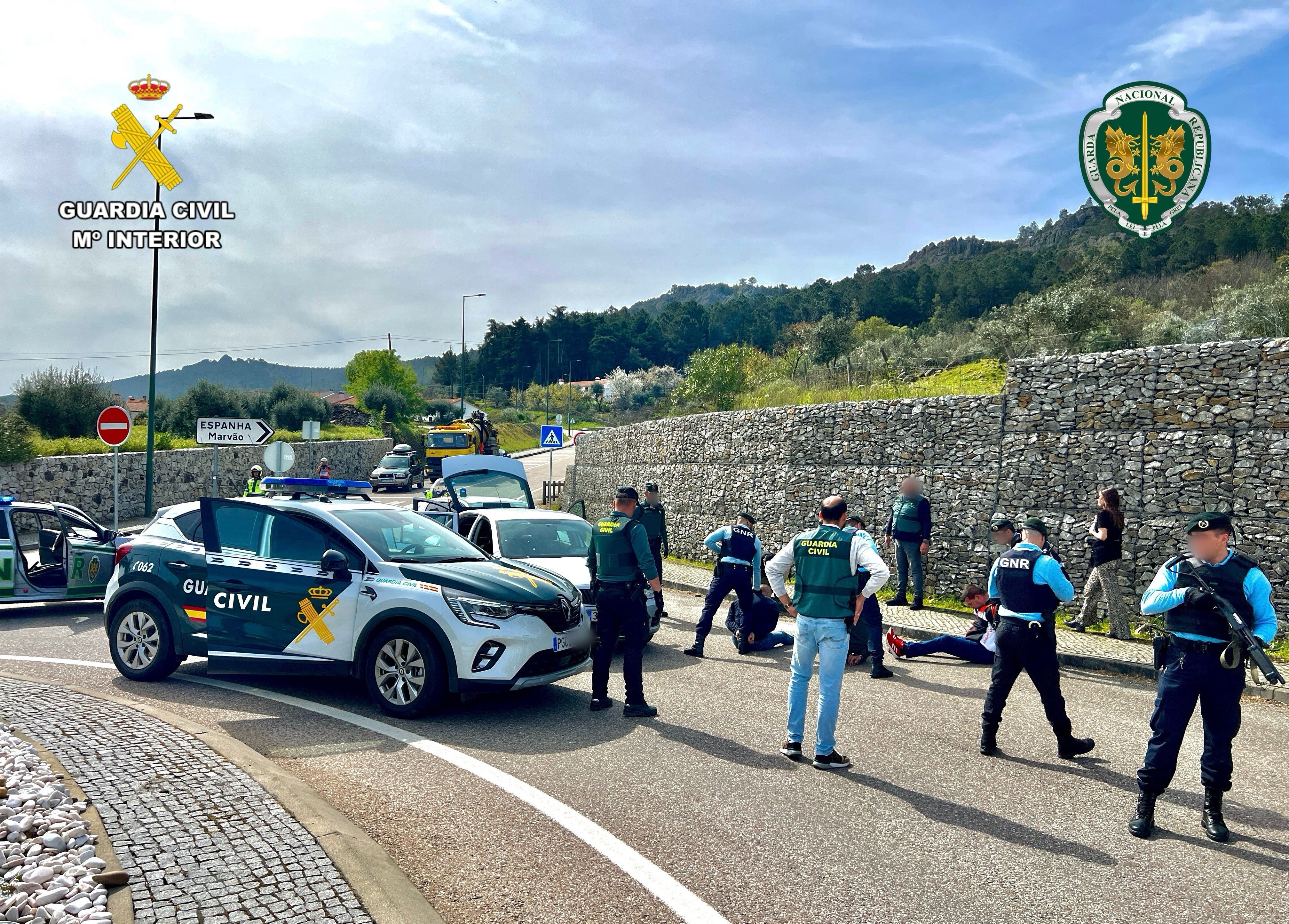 El simulacro de persecución policial transfronteriza entre la Guardia Civil de Cáceres y la GNR, en imágenes