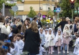 Procesión de los alumnos del colegio de las Carmelitas de Cáceres, este viernes por la mañana.