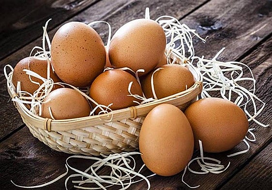 Imágen de archivo de una cesta de huevos